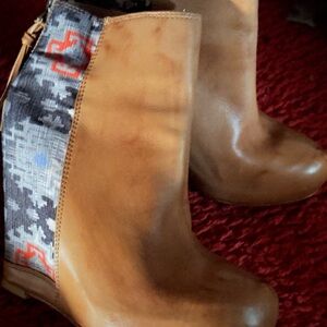 Stylish Tan and Blue Women's Boots